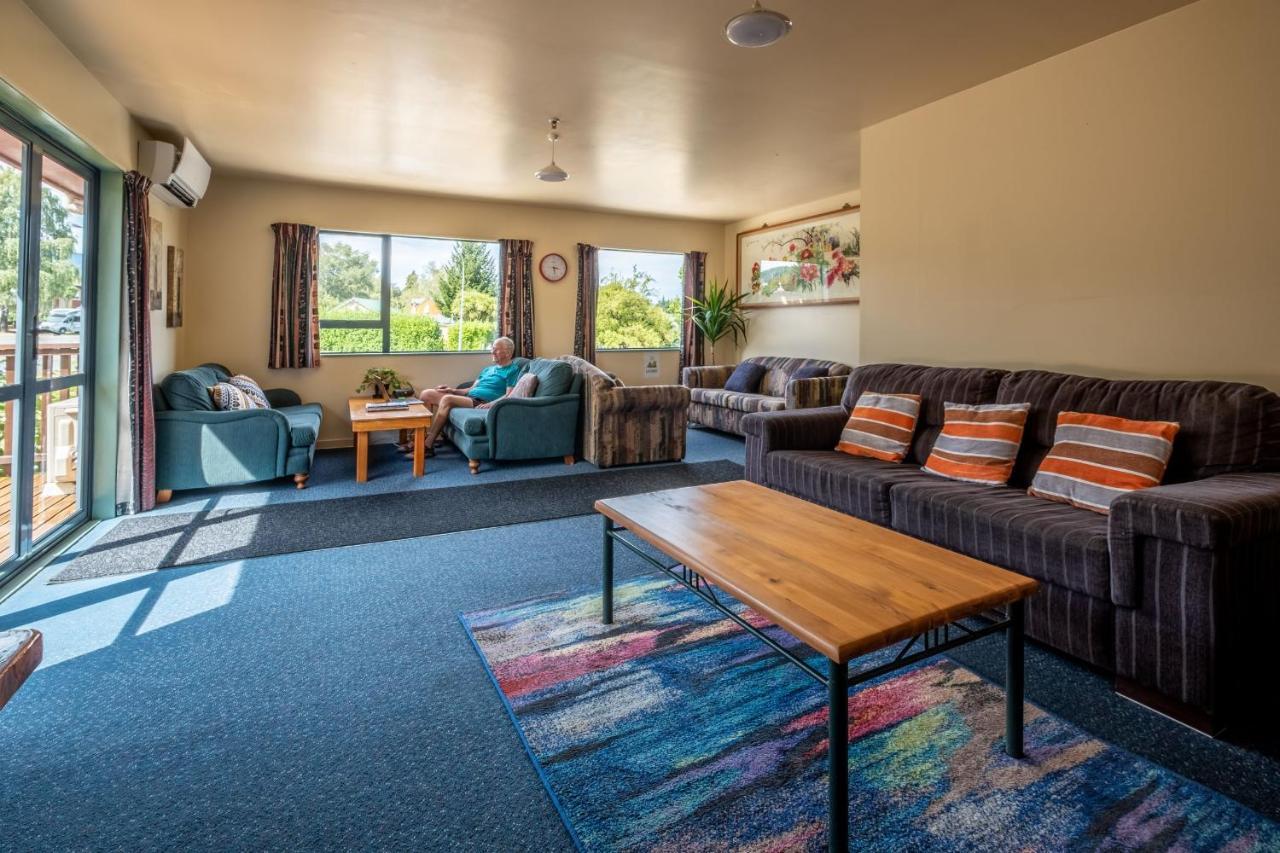 Kakapo Lodge *